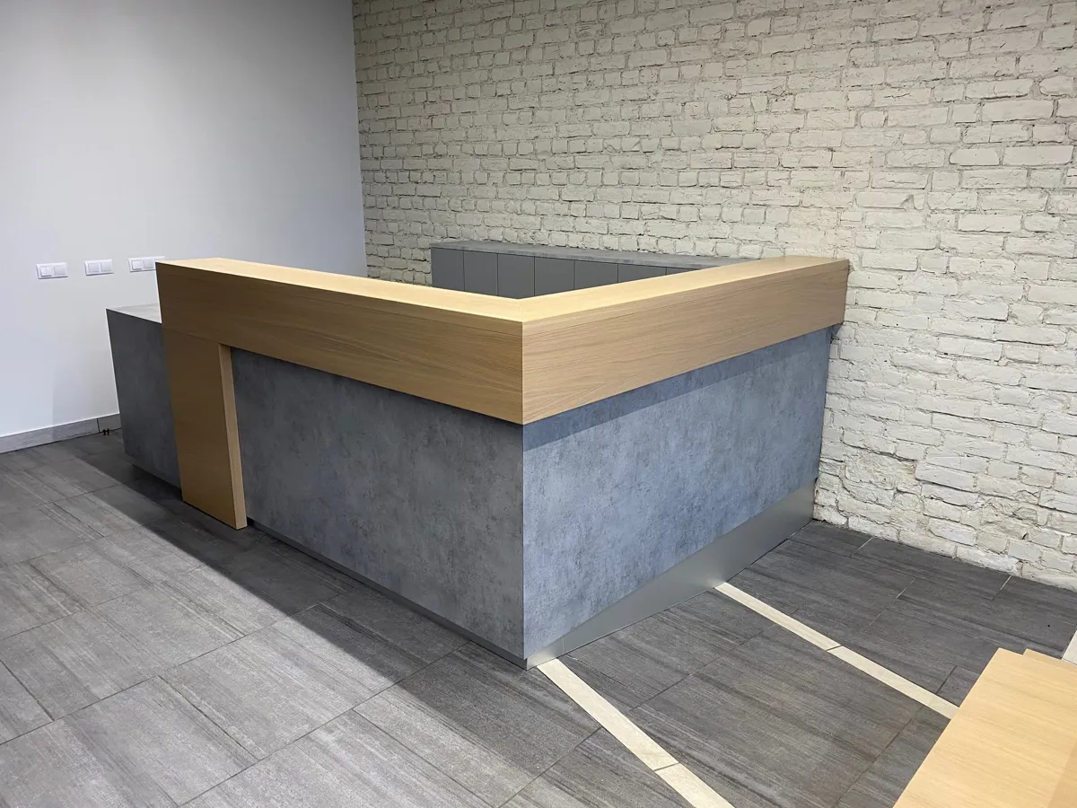 Recepcijas lete pelēkā un koka apdarē