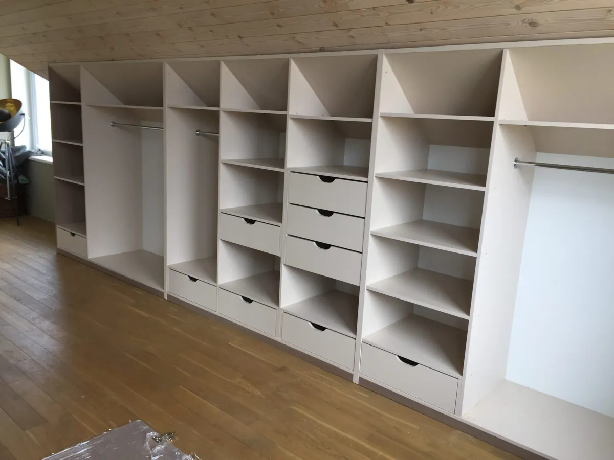 Atvērti plaukti un atvilktnes mansardā