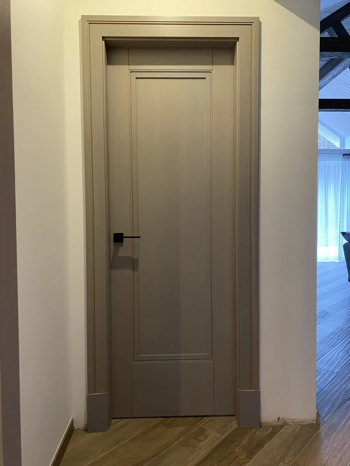 Pelēka finiera iekšdurvis