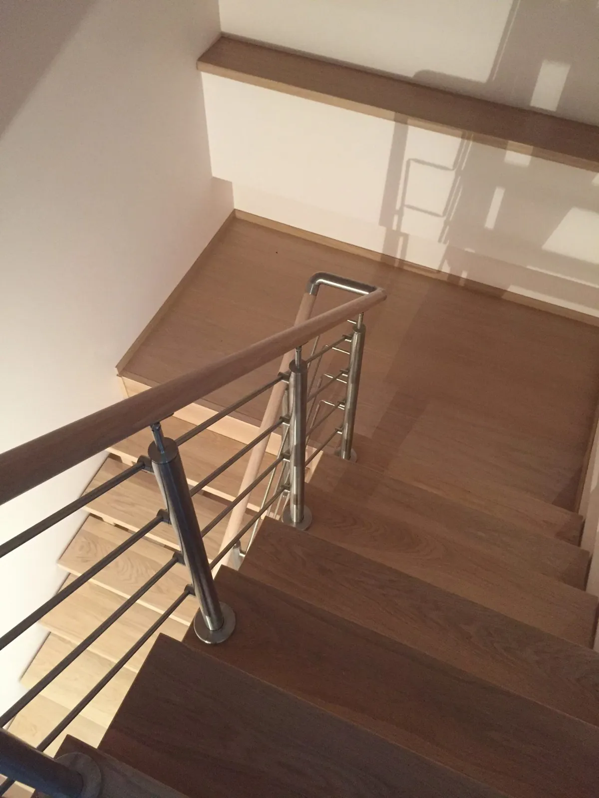 Koka kāpnes ar metāla margām, skats no augšas